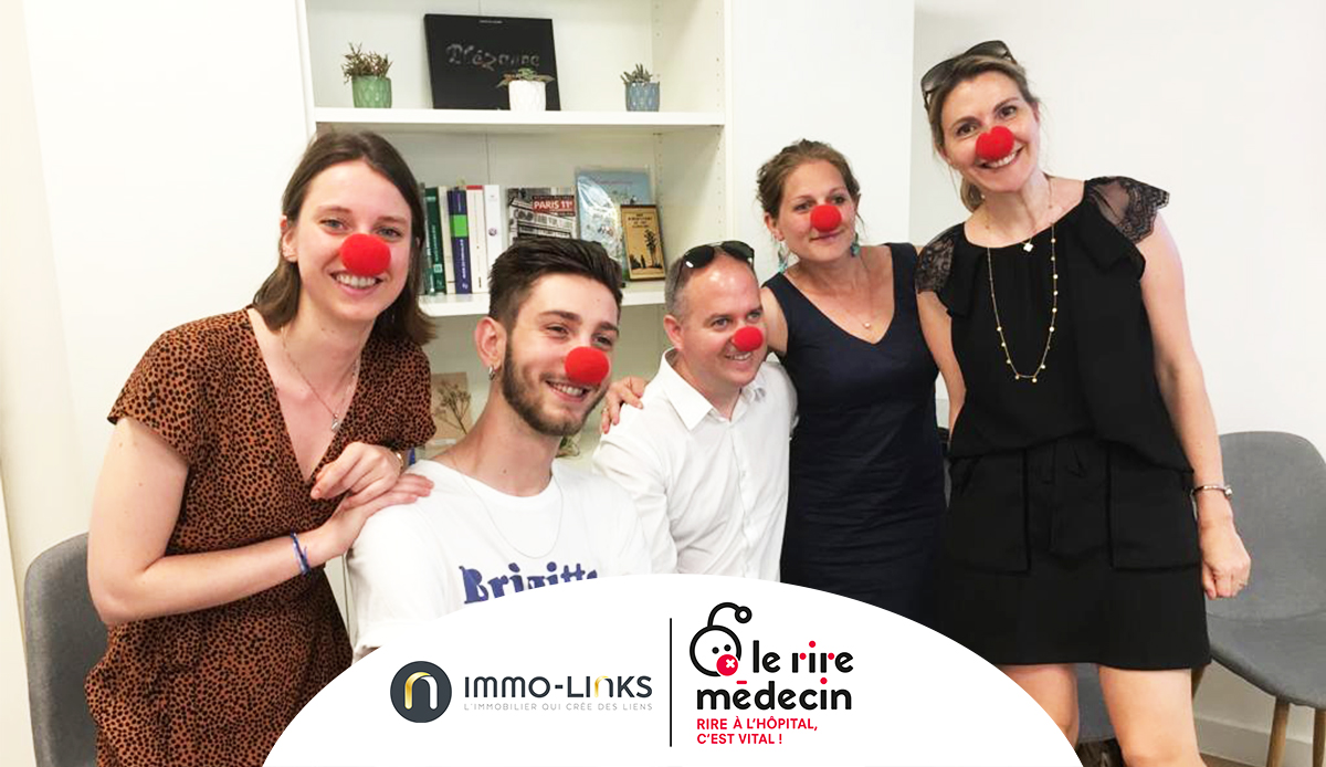 La fondatrice d'Immo-links avec quelques membres de l'association. Tous portent un nez de clown rouge